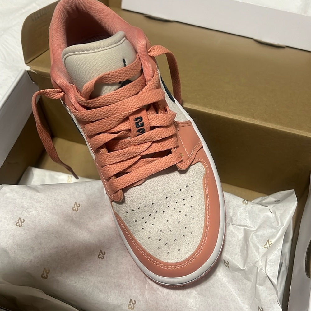 Size 5 air Jordans low